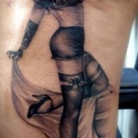 Donna pinup tatuaggio con inchiostro nero