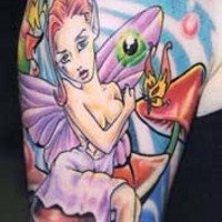 el tatuaje colorado de una hada desnuda hecho en el brazo