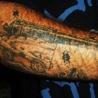 el tatuaje de un cañon pirata hehco en tinta negra