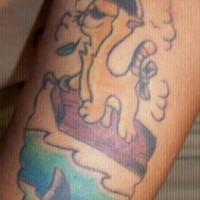 Gatto pirata vicino a mre tatuaggio