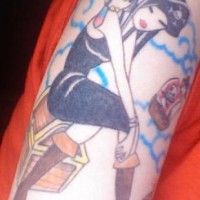 el tatuaje de una chica pirata asiatica con un cotorro en el hombro