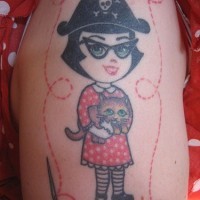 el tatuaje de una chica pirata simpatica con un gato hecho en color