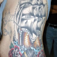 Impressionante tatuaggio sul fianco la nave a vela & il teschio & le rose