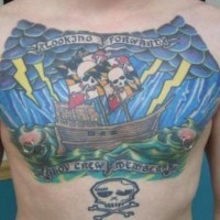 el tatuaje tematico grande con el barco pirata en el mar hecho en color a todo el pecho