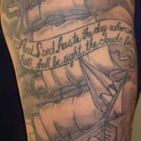 el tatuaje de tinta gris con un barco en el mar