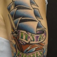 el tatuaje colorado de un barco de piratas hecho en el brazo