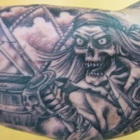 el tatuaje del esqueleto vivo de un pirata  con una espda hecho en tinta negra