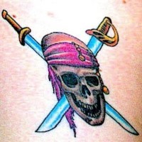 el tatuaje de la calavera de un pirata y las espadas cruzadas hecho en color