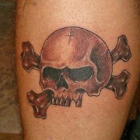 el tatuaje de la calavera pirata con huesos cruzados  y una cruz en la frente