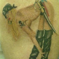 Ragazza pirata nuda con pappagallo tatuaggio