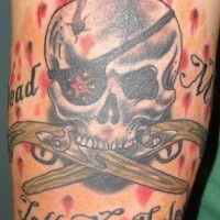 el tatuaje de la calavera pirata con pistolas cruzadas en las llamas de fuego