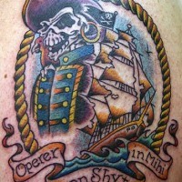 el tatuaje colorado tematico con un capitan pirata y un barco en el mar