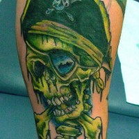 el tatuaje de la calavera pirata con huesos cruzados hecho en color en la mano