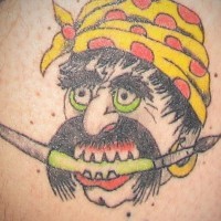 el tatuaje del pirata asiatico hecho  en color