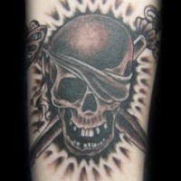 Piratenschädel und gekreuzte Schwerter in schwarzer Tinte Tattoo