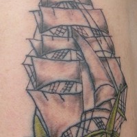 el tatuaje de un barco en el mar hecho en color