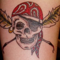 el tatuaje de la calavera pirata  con dos plumas  cruzadas hecho en color