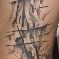 el tatuaje de un barco en el mar hecho en tinta negra