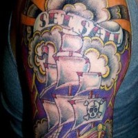 el tatuaje colorado de un barco pirata en el mar