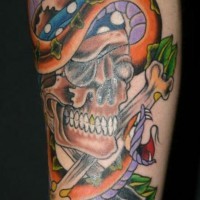 el tatuaje colorado de una calavera pirata con muchos detalles alrededor
