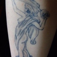 el tatuaje de una mujer con una espada hecho con tinta gris