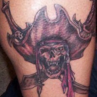 Cranio pirato con spade incrociate tatuaggio