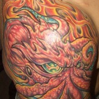 el tatuaje de un pulpo gigante en las llamas de fuego