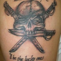 el tatuaje  de la calavera pirata con cuchillos cruzados hecho con tinta negra