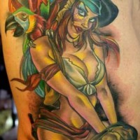 el tatuaje de la chica pirata con un cotorro hecho en color en el costado