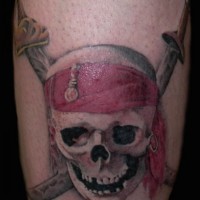 el tatuaje de la calavera pirata con espadas cruzadas