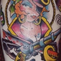 el tatuaje de una chica pirata con una pistola y la bandera pirata hecho en color