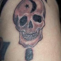 el tatuaje de la calavera con un simbolo en la frente hecho en tinta negra