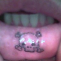 Kleiner Piraten-Totenkopf Tattoo auf innere Lippe