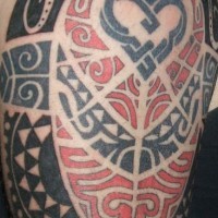 el tatuaje detalaldo tribal de una traceria con calavera pirata, un corazon, lagartijas u otros detalles