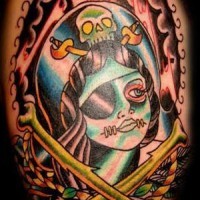 el tatuaje de la mujer zombie pirata dentro de una traceria