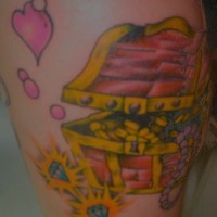 el tatuaje de un baul de color rosa con tesoro ,diamantes y corazones