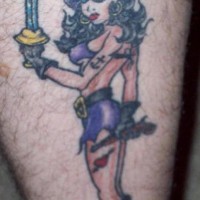 el tatuaje de la mujer pirata con una espada hecho en color