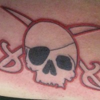 el tatuaje de la calavera pirata con espadas cruzadas lineado con color rojo