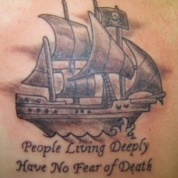 el tatuaje del barco pirata en el mar  de tinta negra