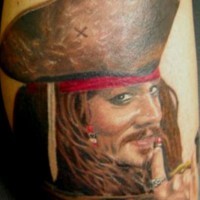 el tatuaje del retrato del pirata jack sparrow johnny depp