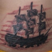 el tatuaje de un barco pirata en el mar hecho con tinta negra y roja