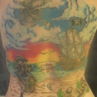 el tatuaje grande colorado de un paisaje del tema de piratas con un barco,calaveras,un pirata y tesoro hecho en la espalda