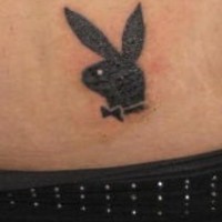 Tattoo von kleinem Playboy Hase  in Schwarz an der Hüfte