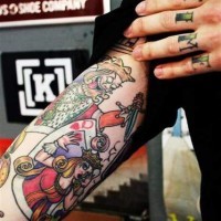 König ermordet Königin auf Karten Tattoo