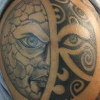 Sol estilo tribal con luna tatuaje en tinta negra y gris