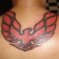 Le tatouage de logo de Pontiac avec un oiseau de feu rouge