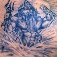Tatuaje en tinta azul Poseidón con tridente