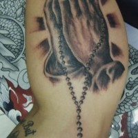 Tatouage mains en prière avec chapelet
