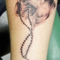 el tatuaje de las manos orantes con rosario hecho en tinta negra