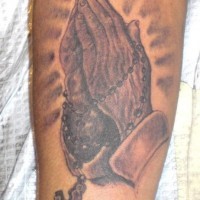 Betende Hände mit Rosenkranz Tattoo